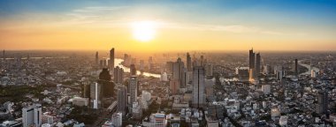 Gökdelen günbatımı zamanında Tayland Bangkok Metropolis'te Chaopraya River cityscape üzerinde