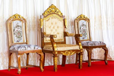 Antik altın sandalye