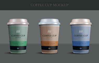 Gri arka plan, sıcak içecek için tek kullanımlık plastik ve kağıt kahve fincanı izole kafe için karton kahve fincanları mockup şablonu seti, Vektör illüstrasyon