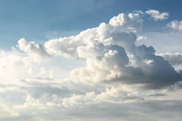 Hermosa Forma Nube Borrosa Movimiento Cielo Azul — Foto de Stock