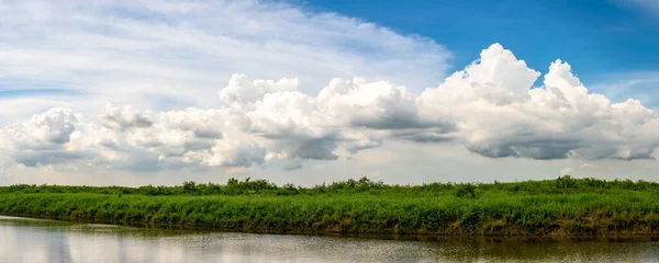 Scenery Grassland Riverside Blue Sky Background — Stock Photo, Image