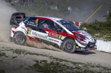 Porto, Portekiz - 17 Mayıs: Ott Tanak Estonya ve Martin Jarveoja Estonya onların Toyota Gazoo yarış Wrt Toyota Yaris Wrc içinde Wrc Portekiz şantaj sırasında 17 Mayıs 2018 üzerinde rekabet.
