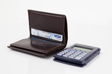 Viana Castelo, Portekiz, 1 Haziran 2018: Visa kartı kahverengi deri cüzdan. Vize ağ hareket sorunları Avrupa çapında olan.