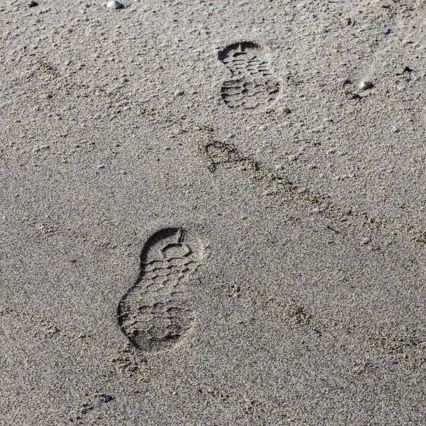 Foto Von Links Menschlichen Fußabdruck Auf Sand Mit Erstaunlicher Natur — Stockfoto