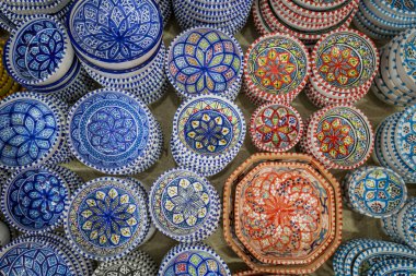 Geleneksel ürün yelpazesine renkli seramik Tunus piyasalar yemekleri.