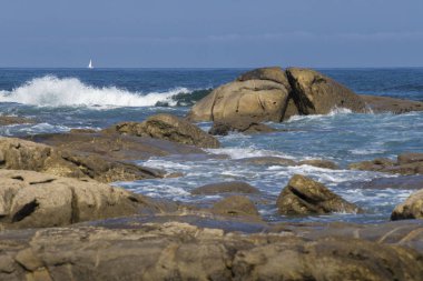 Yumuşak mavi okyanus dalgası kumsala üzerinde. Beyaz kum plaj mavi su Moledo, Portekiz.