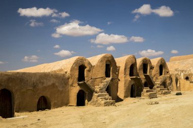 Tunus 'ta çöldeki taş sığınakları düşmanlarla çatışma zamanlarında korunmak için..