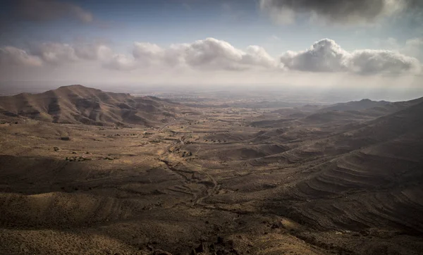 チュニジアのサハラ砂漠に行く途中の山 — ストック写真