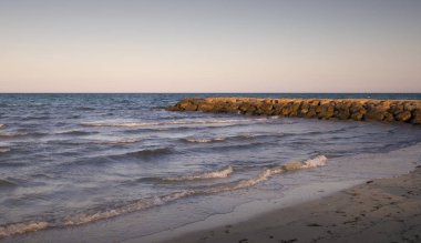İsrail 'in kuzeyindeki Akdeniz adasının deniz kıyısında.