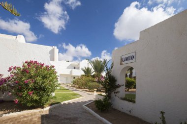 Djerba, Tunus - 20 Haziran 2018: Otel Seabel Aladin Djerba Adası Djerba, Tunus plaj bakan bir turizm bölgesinde yer alır.