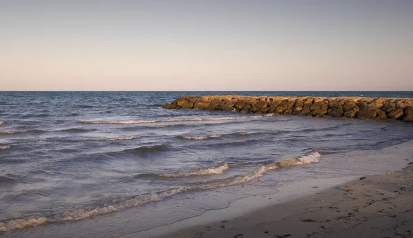 İsrail 'in kuzeyindeki Akdeniz adasının deniz kıyısında.
