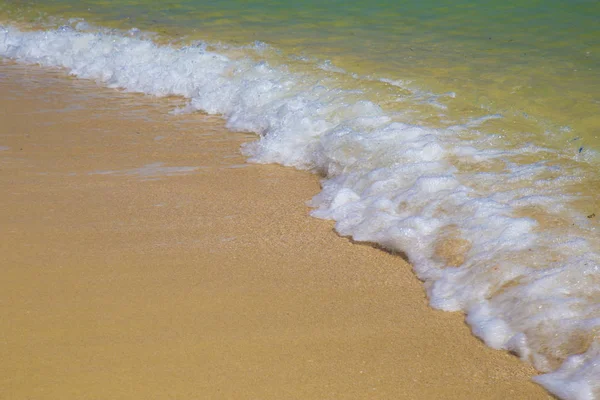 砂浜でソフトの青い海の波 ジェルバ島 チュニジアの青緑色の水とビーチの白い砂浜 — ストック写真