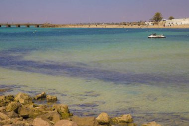 Akdeniz beach Djerba, Tunus üzerinde su demirlemek.