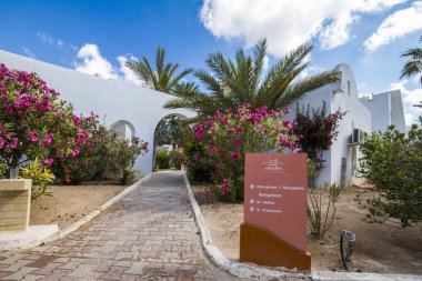 Djerba, Tunus - 20 Haziran 2018: Otel Seabel Aladin Djerba Adası Djerba, Tunus plaj bakan bir turizm bölgesinde yer alır.