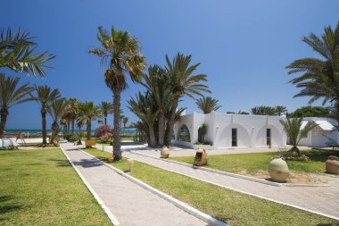 Djerba, Tunus - 20 Haziran 2018: Otel Seabel Aladin Djerba Adası Djerba, Tunus plaj bakan bir turizm bölgesinde yer alır.