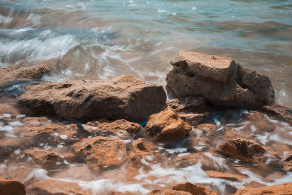 Mittelmeerwasser Bewegt Sich Auf Steinen Strand Von Djerba Tunesien — Stockfoto