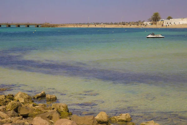 Akdeniz beach Djerba, Tunus üzerinde su demirlemek.