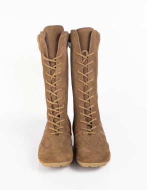 Beyaz arka plan, üstünde kadın kahverengi deri çizme izole ürün.