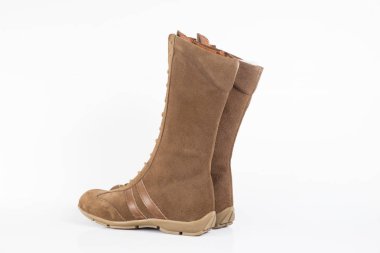 Beyaz arka plan, üstünde kadın kahverengi deri çizme izole ürün.