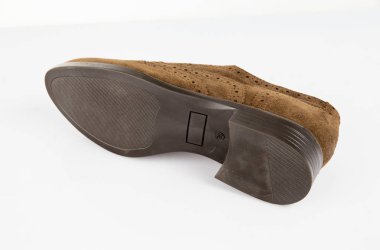 Beyaz arka plan, izole ürün, rahat ayakkabı kadın kahverengi deri ayakkabı.