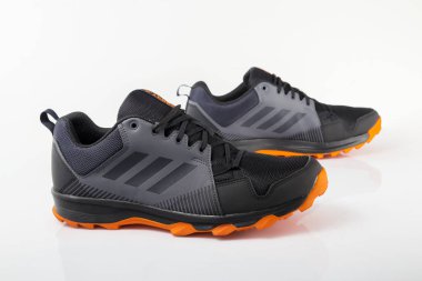 Afife, Portekiz - 24 Ekim 2018: Adidas çalıştıran botlar. Adidas, çok uluslu şirket. Beyaz izole. Ürün görüntüleri
