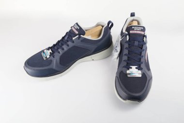 Afife, Portekiz - 25 Ekim 2018: Skechers Koşu botları. Skechers, çok uluslu bir şirket. Beyaz üzerine izole. 