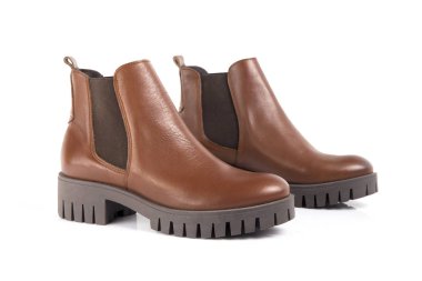 Beyaz arka plan, izole ürün, rahat ayakkabı üstünde kadın kahverengi deri çizme.