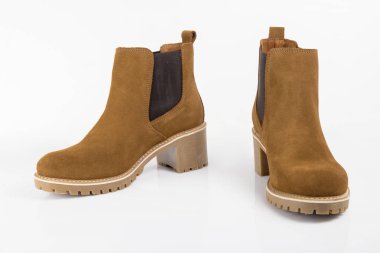 Beyaz arka plan, izole product.Comfortable Ayakkabı üstünde kadın kahverengi deri çizme.