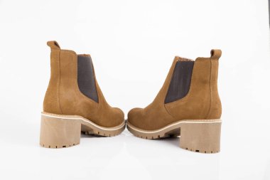 Beyaz arka plan, izole ürün, rahat ayakkabı üstünde kadın kahverengi deri çizme.