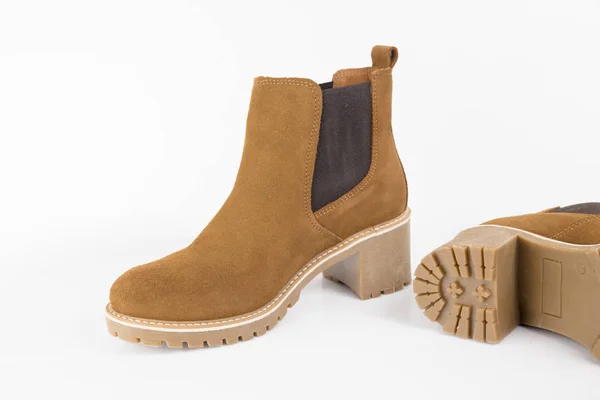 Weibliche Braune Stiefel Auf Weißem Hintergrund Isoliertes Produkt Bequemes Schuhwerk — Stockfoto