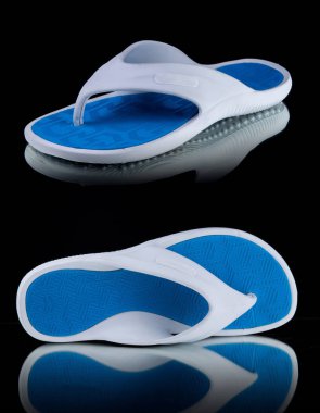 Siyah arka plan üzerinde erkek beyaz ve mavi kauçuk terlik, izole ürün.