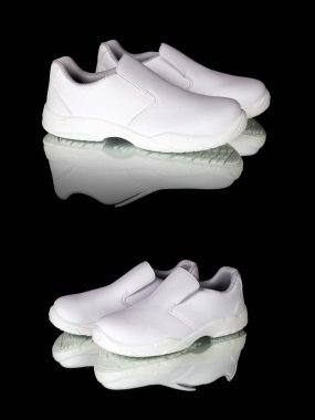 Lastik tek ayakkabıyla beyaz Emanet.