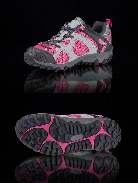 Vrouwelijke Roze Sneaker Zwarte Achtergrond — Stockfoto