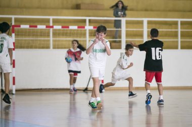 Afife, Viana yapmak Castelo, Portekiz - 1 Aralık 2018: 1 Aralık 2018 üzerinde çocuklar için spor tanıtmak Afifense spor Derneği tarafından düzenlenen çocuk hentbol turnuvası. 