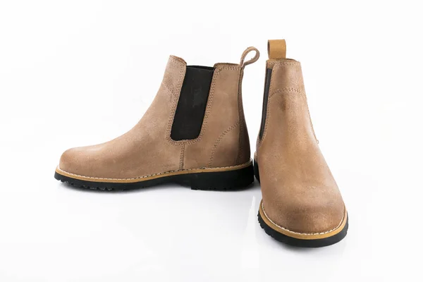 男性棕色皮靴在白色背景 查出的产品 舒适的鞋子 — 图库照片