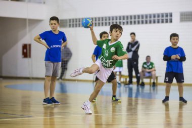 Afife, Viana do Castelo, Portekiz - 9 Şubat 2019: A.D. Afifense oyuncusu Vermoim'e karşı mücadele ediyor, 9 Şubat 2019'da Afifense hentbol tarafından düzenlenen Miniler Turnuvası'na sayıyorum.