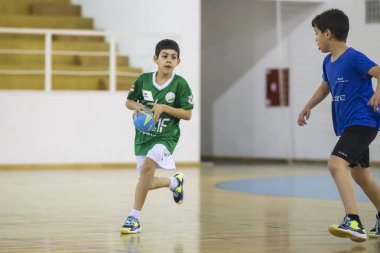 Caminha, Viana do Castelo, Portekiz - 10 Haziran 2019: Afifense Spor Derneği tarafından çocuklar için sporu tanıtmak amacıyla düzenlenen çocuk hentbol turnuvası 10 Haziran 2019. 