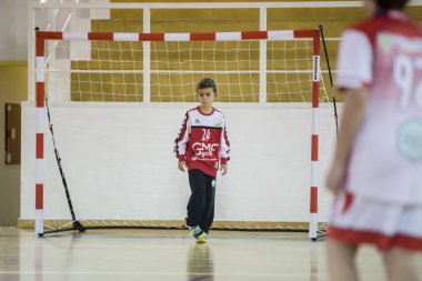 Afife, Viana do Castelo, Portekiz - 9 Şubat 2019: A.D. Afifense oyuncusu Vermoim'e karşı mücadele ediyor, 9 Şubat 2019'da Afifense hentbol tarafından düzenlenen Miniler Turnuvası'na sayıyorum.