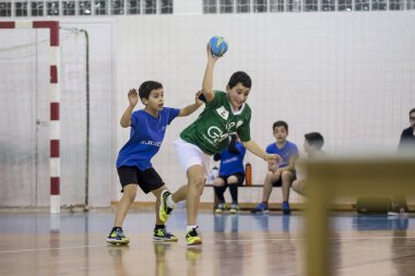 Afife, Viana do Castelo, Portekiz - 9 Şubat 2019: A.D. Afifense oyuncusu Vermoim'e karşı mücadele ediyor, 9 Şubat 2019'da Afifense hentbol tarafından düzenlenen Miniler Turnuvası'na sayıyorum.