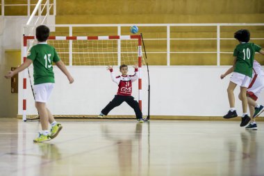 Afife, Viana do Castelo, Portekiz - 9 Şubat 2019: A.D. Afifense oyuncusu Vermoim'e karşı mücadele ediyor, 9 Şubat 2019'da Afifense hentbol tarafından düzenlenen Miniler Turnuvası'na sayıyorum.