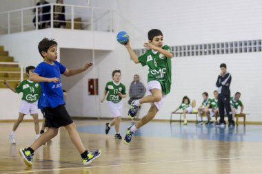 Afife, Viana do Castelo, Portekiz - 9 Şubat 2019: A.D. Afifense oyuncusu Vermoim'e karşı mücadele ediyor, 9 Şubat 2019'da Afifense hentbol tarafından düzenlenen Miniler Turnuvası'na sayıyorum.