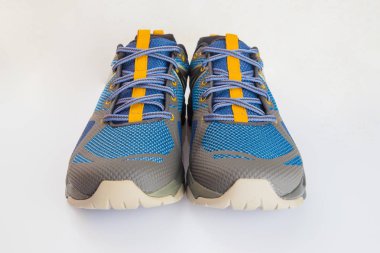 Beyaz arka planda erkek mavi ve sarı spor ayakkabı, izole edilmiş ürün..