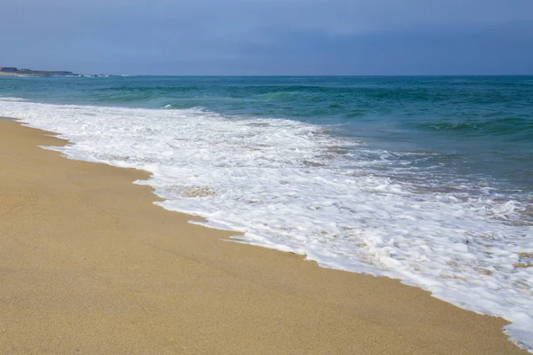 Strandlandschaft Mit Türkisfarbenem Wasser Und Feinem Sand — Stockfoto