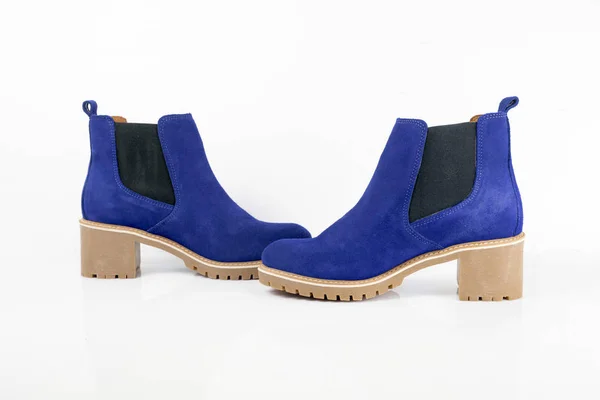 白い背景に女性の青い革のブーツ 孤立した製品 — ストック写真