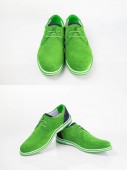 Samec zelená kůže elegantní boty na bílém pozadí, izolovaný produkt.