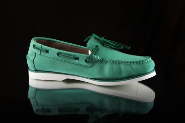 Siyah zemin üzerinde yeşil şık ayakkabı, izole ürün, üst görünüm.