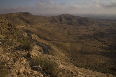 Sahra Çölü giderken Tunus dağlar.