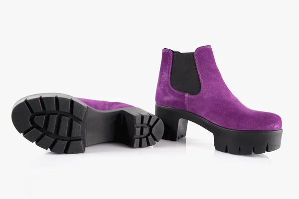 白い背景に女性の紫色の革のブーツのペア 孤立した製品 トップビュー — ストック写真