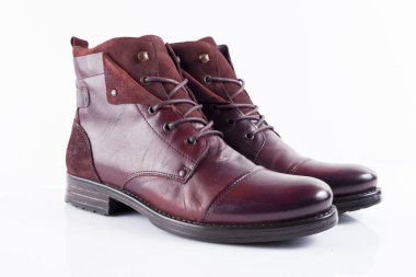 Beyaz arka planda bir çift erkek mor deri bot, izole edilmiş ürün, üst görünüm..