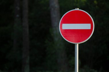Parkın yakınındaki sokakta trafik işaretinin ayrıntıları..